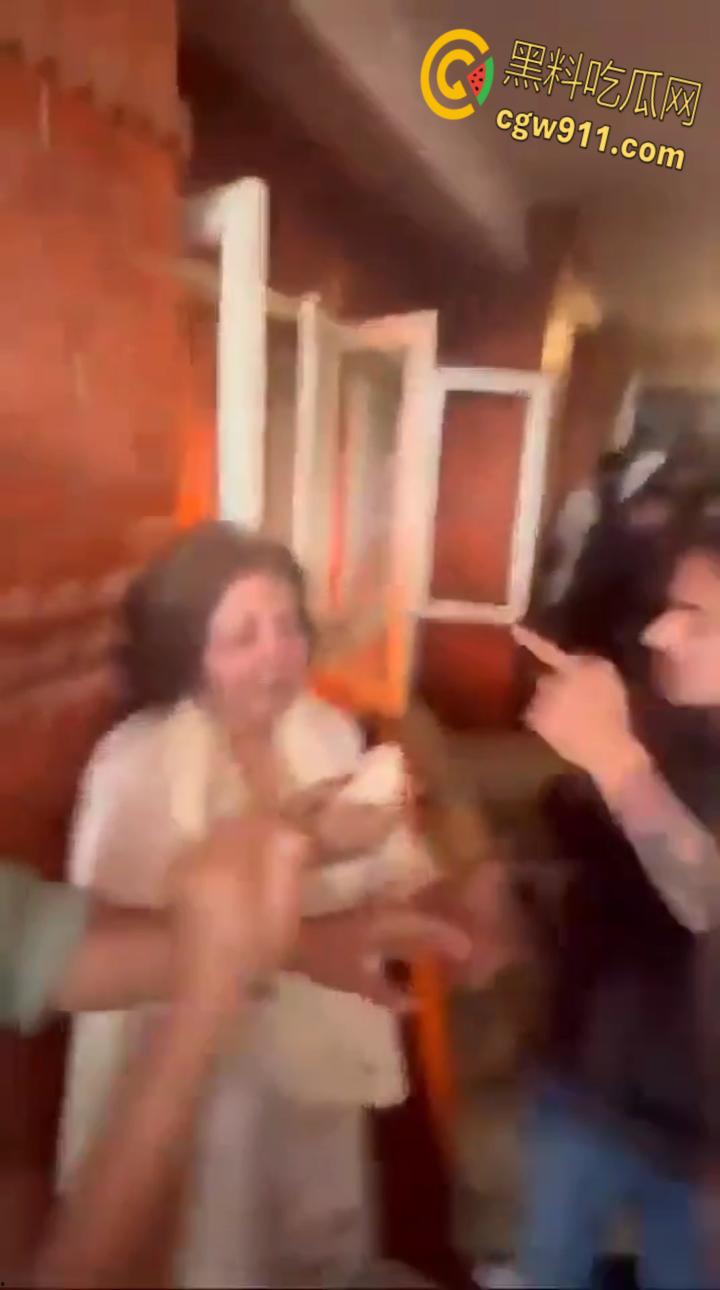 尼泊尔突发暴乱，前总理妻子在家中被民众放火烧死，财政部长被游街拖行，并被赶入河中殴打 ！-4