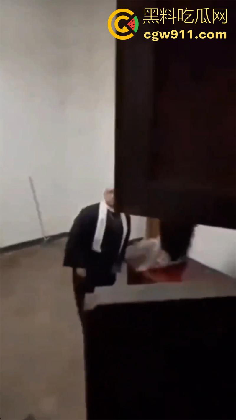 牧师大叔穿道授液，被信徒偷拍，国外牧师密室约会性感洋妞，美腿修长身材极品，正在为尤物净化身心，却被偷拍小伙打断施法！-7