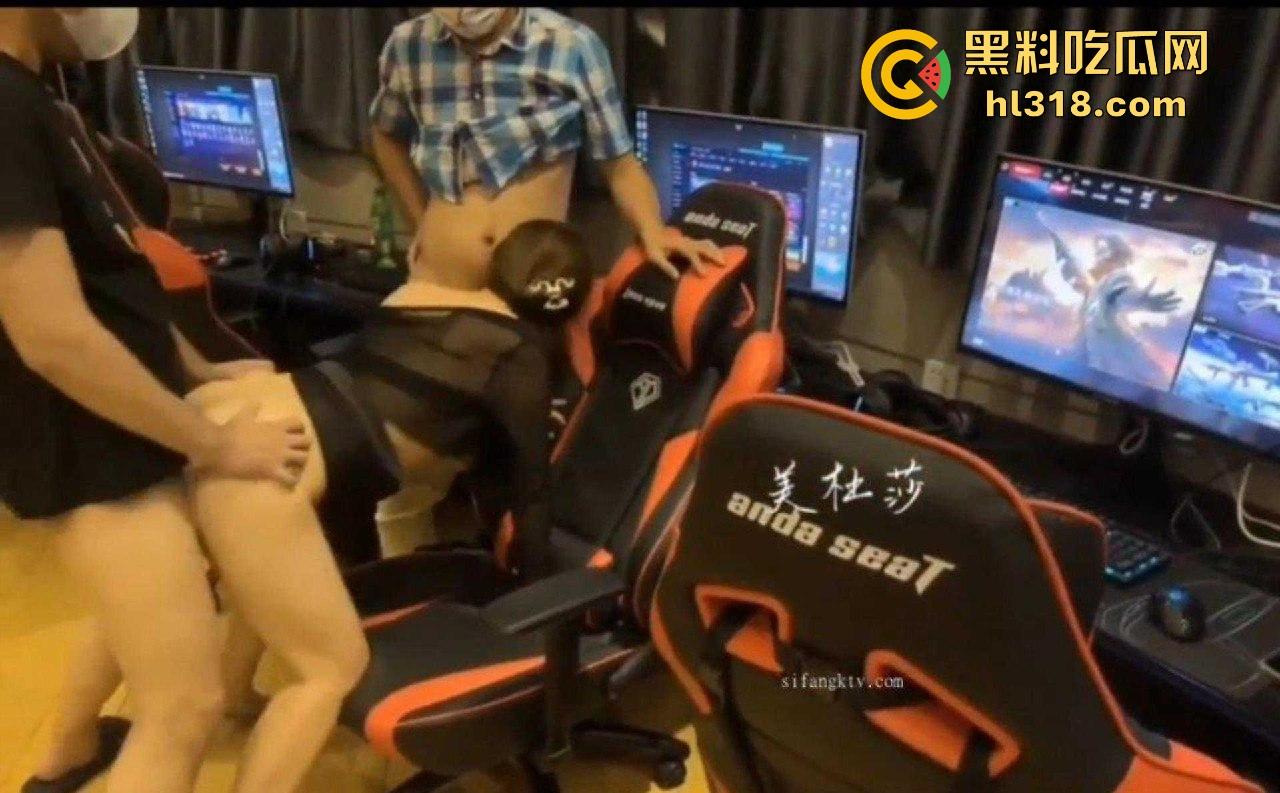 电竞美杜莎网咖露出，自慰勾引电竞人，排位瞬间挂机，跟队友双排3P，现场帮她止痒！-5