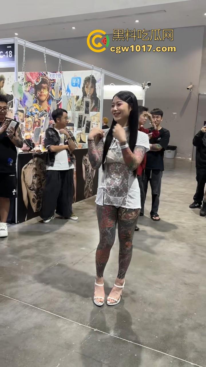 好女孩全覆盖 ？全身纹满阴唇边也是，人体活招牌，看着就有感觉的符文战士，她真的想给我们看全部！-6