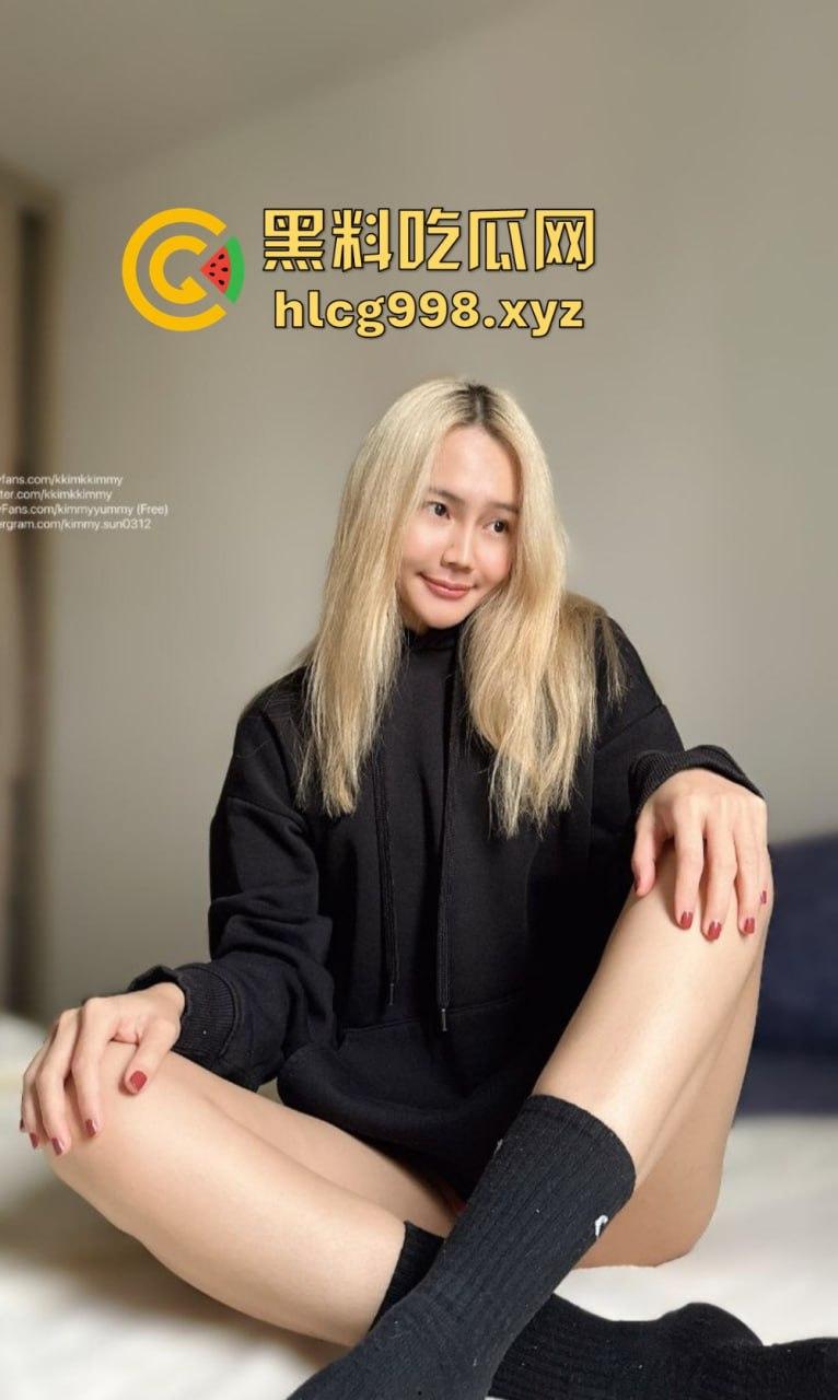 OnlyFans骚货【KKimKKimmy】金发白虎等你后入，掰开屁股架好了，就差你上了！-23