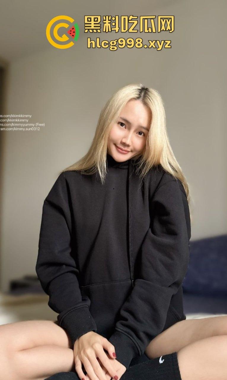 OnlyFans骚货【KKimKKimmy】金发白虎等你后入，掰开屁股架好了，就差你上了！-44