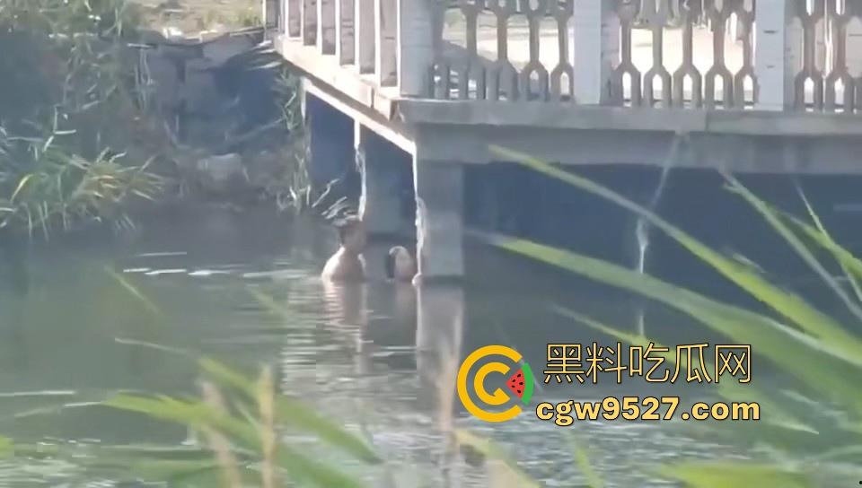 热心男子勇救落水女子，还知道从背后救，挺专业的，摇摇晃晃推到岸边，下次这种落水女子麻烦让我来救！-5