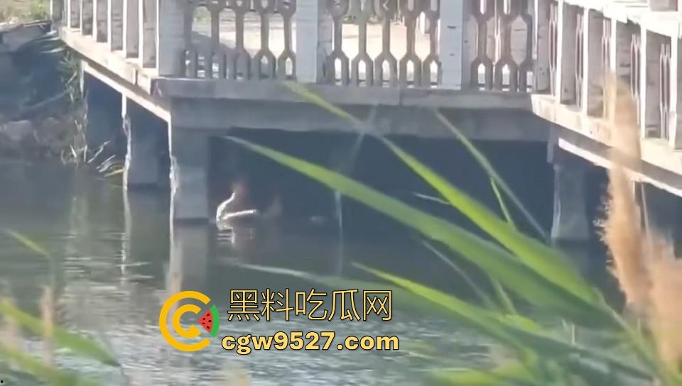 热心男子勇救落水女子，还知道从背后救，挺专业的，摇摇晃晃推到岸边，下次这种落水女子麻烦让我来救！-7