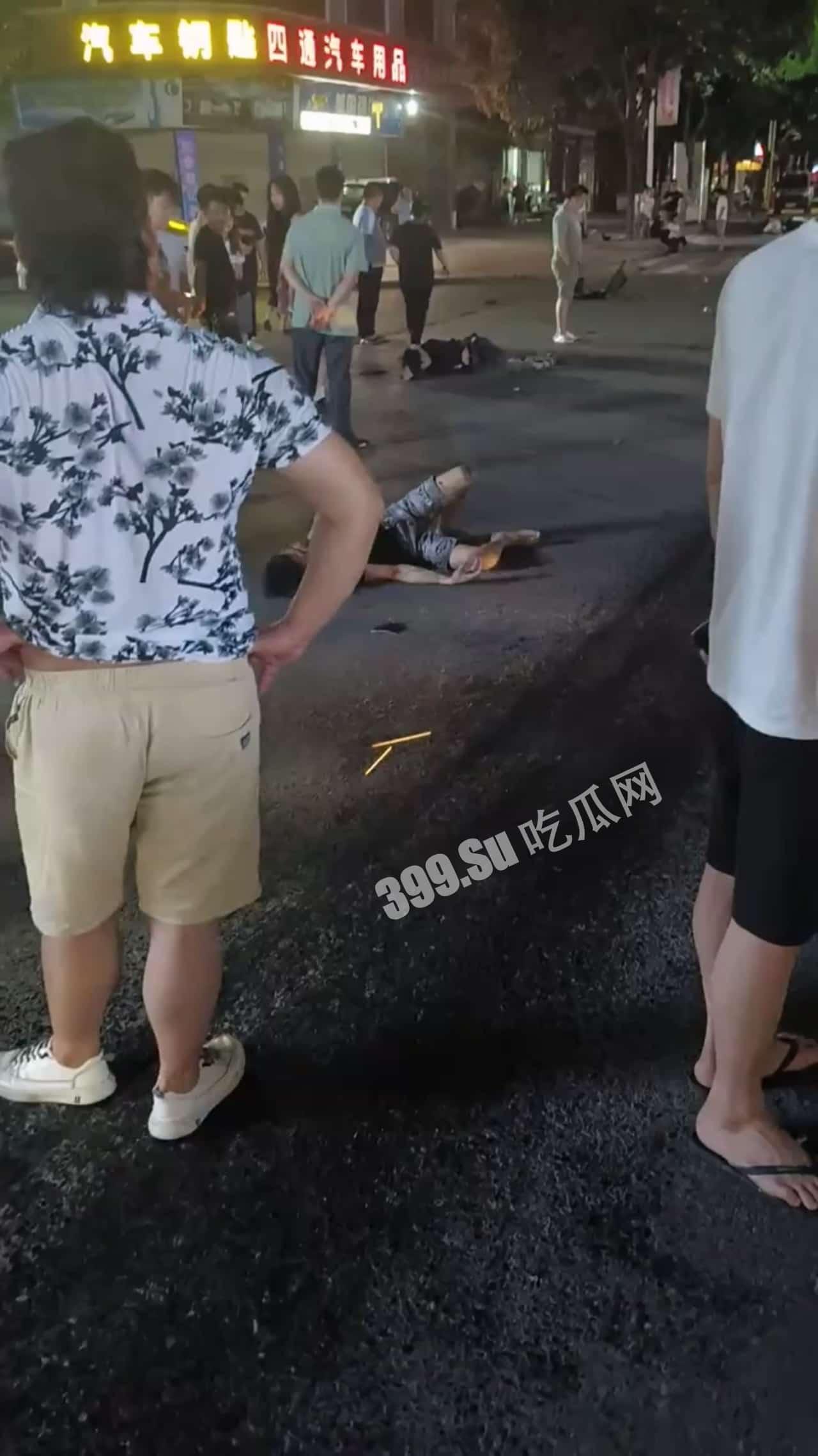 5月5日凌晨，广西玉林陆川新公园路口，一辆汽车突然冲向宵夜摊人群，撞伤4人，路口2个，宵夜摊2个，一人伤势严重，肚子都破开了。司机想逃，被众人拉回来，躺地上，不知是否酒驾 #车祸-5