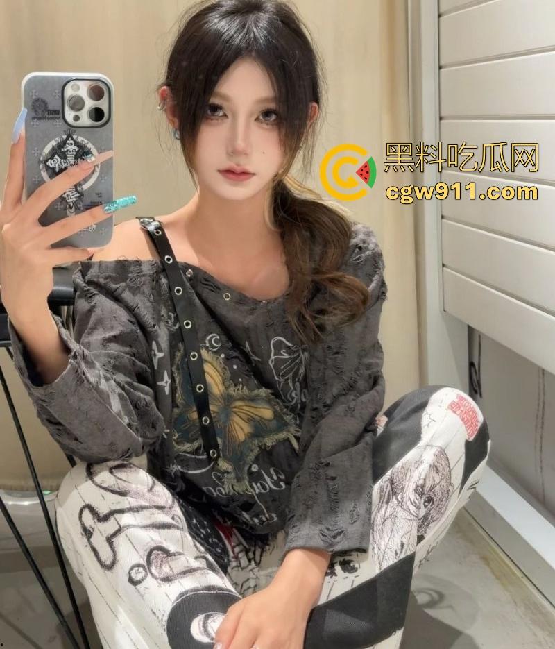 湖北理工大学高颜值学妹【李萌】与男友做爱视频泄露，娴熟口技含屌舔蛋，无套抽插双乳晃得起飞！-2