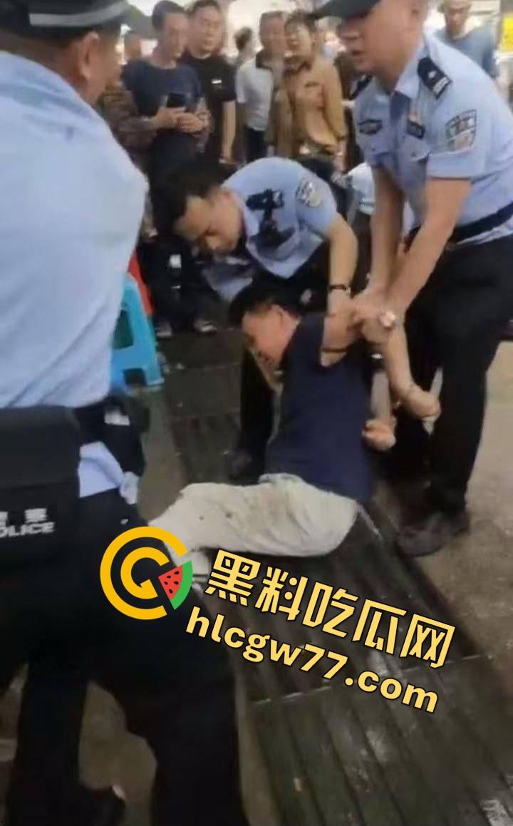 四川内江停车争执引血腥屠杀！刀仔狂捅59岁大叔致死，嫌犯被抓家属上去狂殴，警察都拦不住！-6