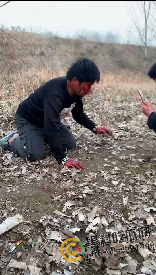 河南精神小伙霸凌同学 打的浑身是血求饶 头发被染红 河南不大 创造神话-7