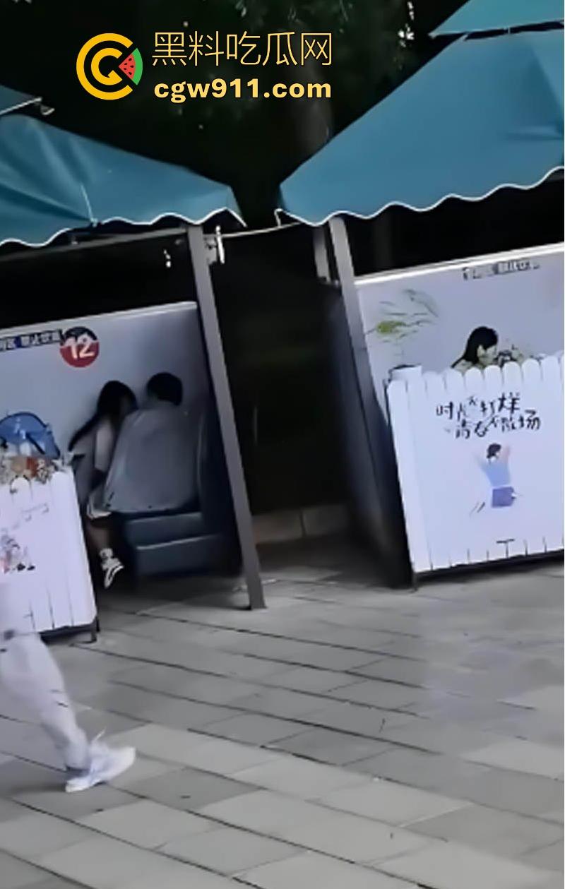 昆明城市学院小情侣户外激情野战，狗男女欲火焚身当众口交骑乘性爱，无惧过往同学，小情侣太会玩了！-6