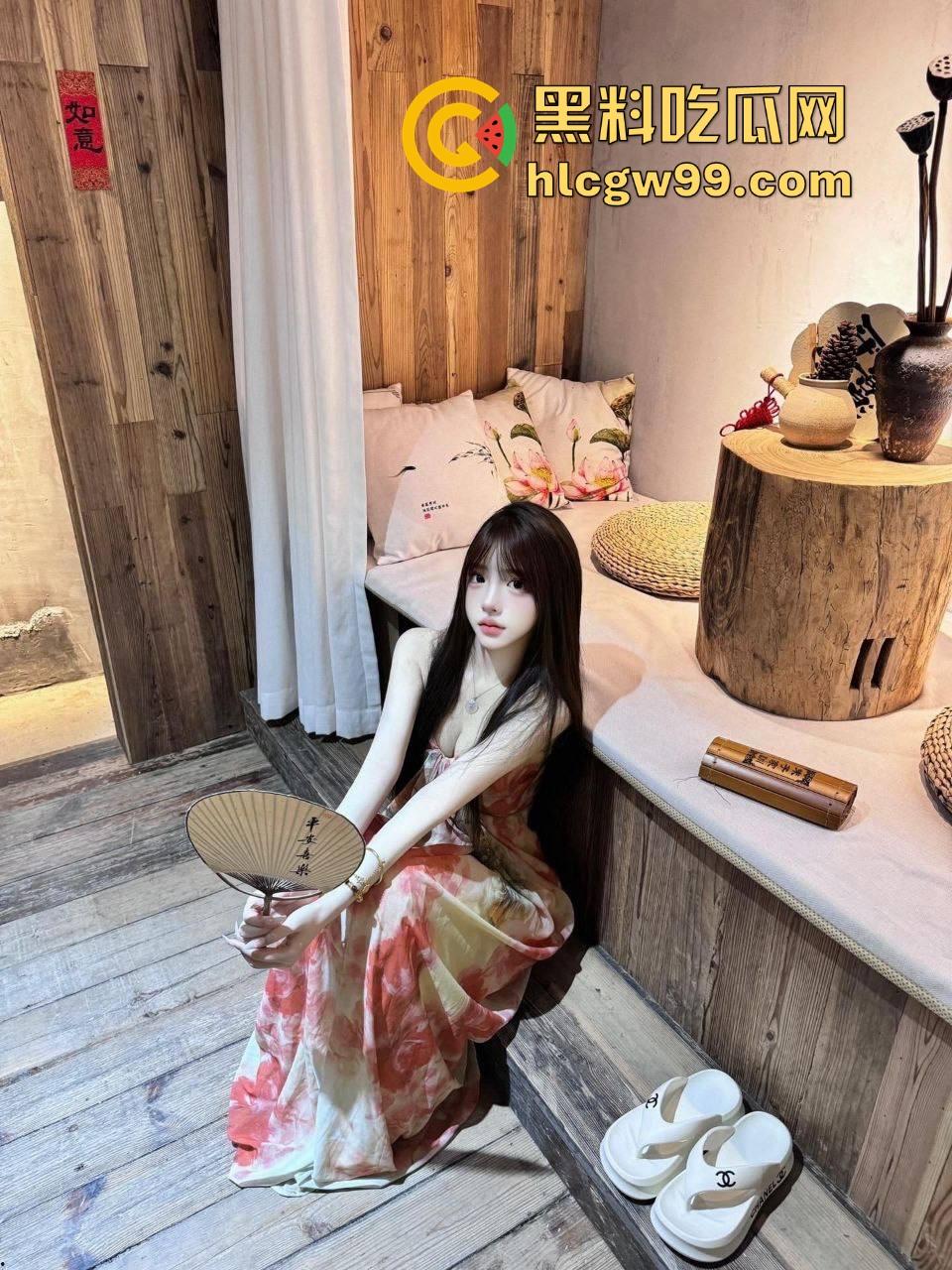 南京瓜友美梦成真,邻居姐姐肤白貌美大长腿，车震中长腿姐姐深喉鸡巴还用脚夹，柔韧性堪比体操冠军！-6