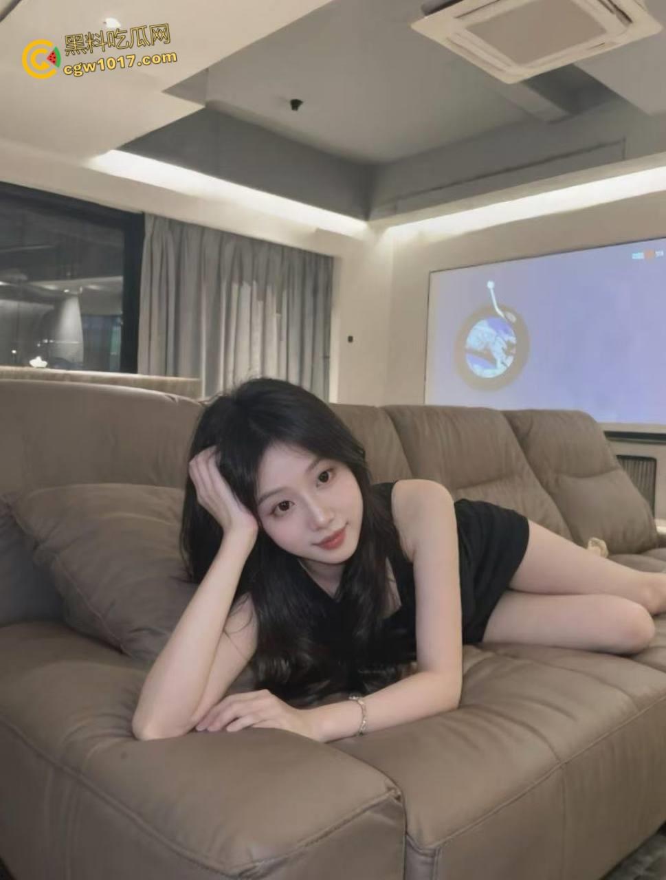 大长腿销售亲姐看我如此燥热，主动脱裤跪地口交，穿着OL制服和圣诞制服，跳蛋玩弄白虎骚穴，被我连续内射两次 ！-3