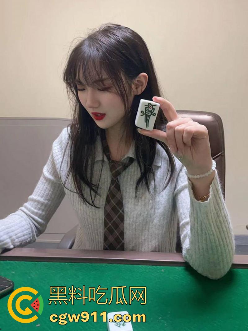 浙江音乐学院母狗【魏婷婷】，逼粉水多性欲极强，约炮大屌体育生玩3p，前后夹击操到翻白眼！-1