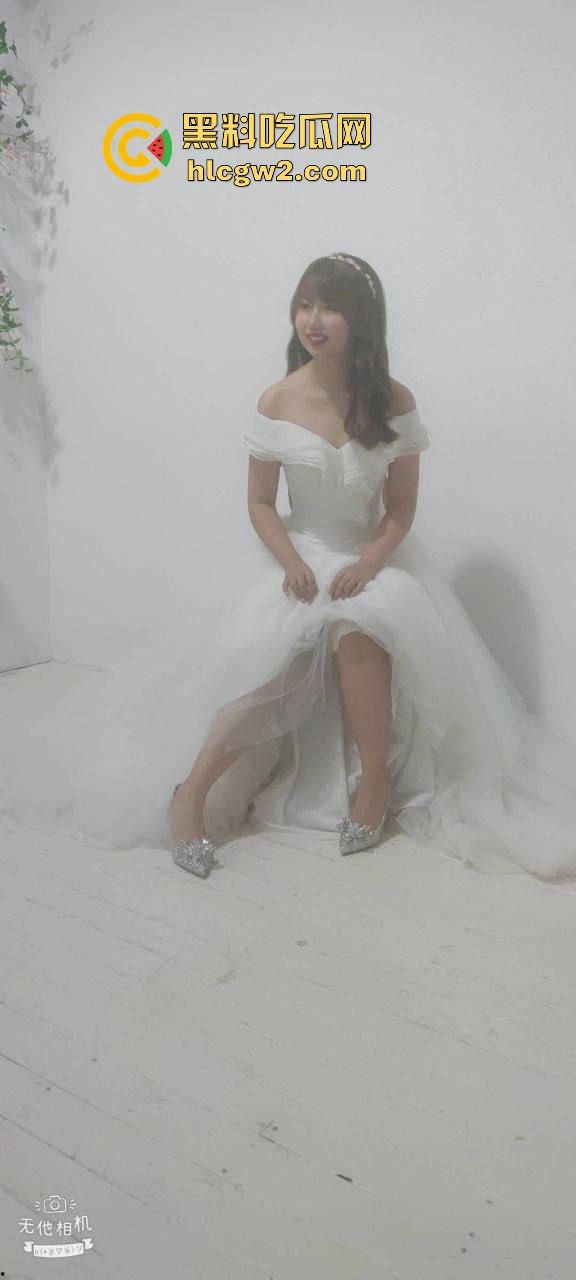 群友独家爆料极品人妻【何丽娜】调教大瓜！婚纱肥臀被玩弄，羞耻姿势曝光，肥臀晃动如母狗献礼！-1