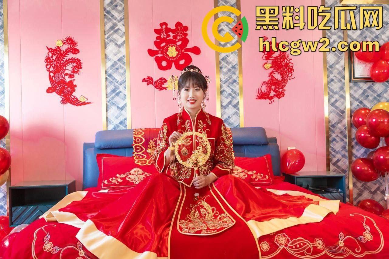 群友独家爆料极品人妻【何丽娜】调教大瓜！婚纱肥臀被玩弄，羞耻姿势曝光，肥臀晃动如母狗献礼！-2