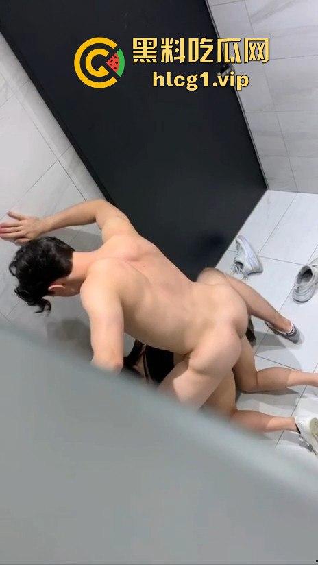 酒吧男带学生妹进残障厕所激情上演！被拔墙全程偷拍，小伙干得凶猛，舔完润滑才开始！-2