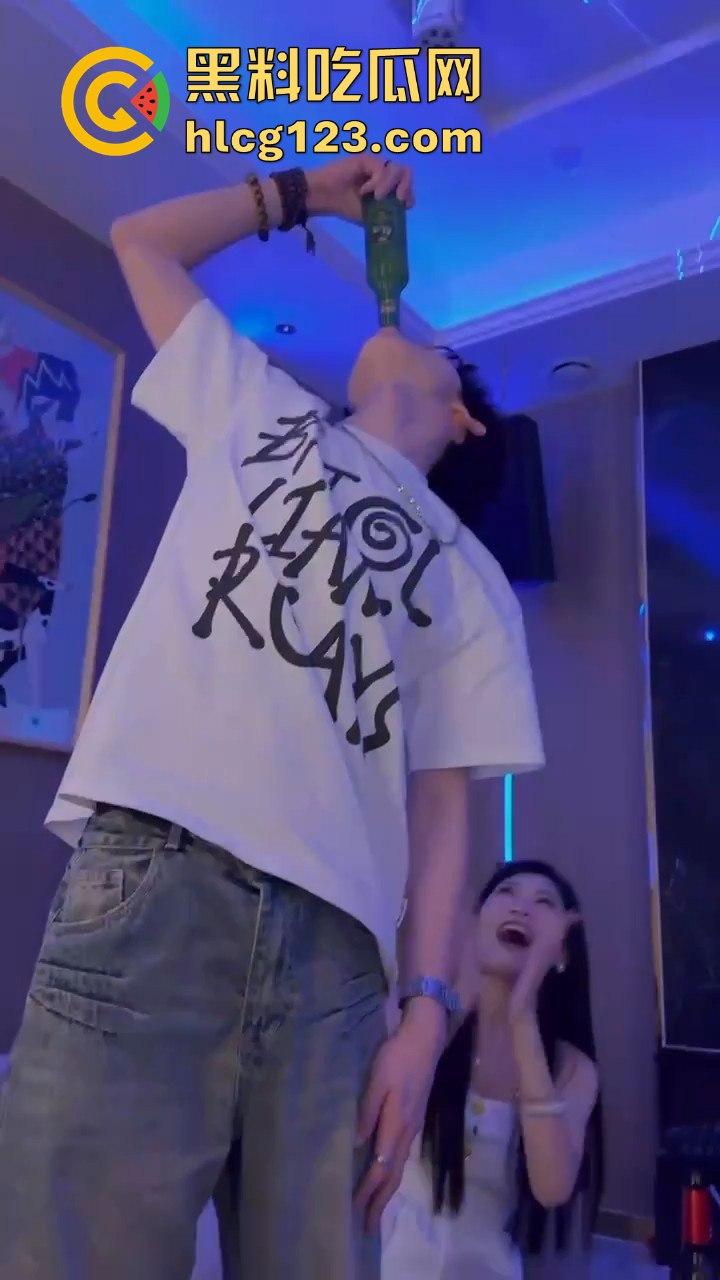 小仙女白天赚大叔的钱,晚上KTV点男模互动,玩得比你想象的更花!-1