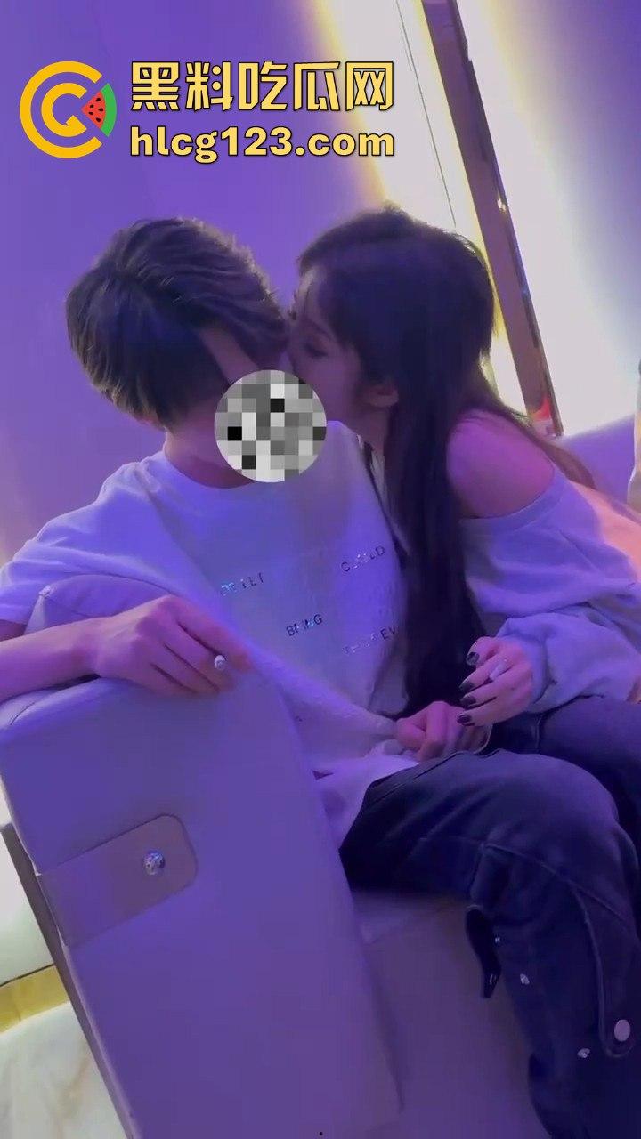 小仙女白天赚大叔的钱,晚上KTV点男模互动,玩得比你想象的更花!-2