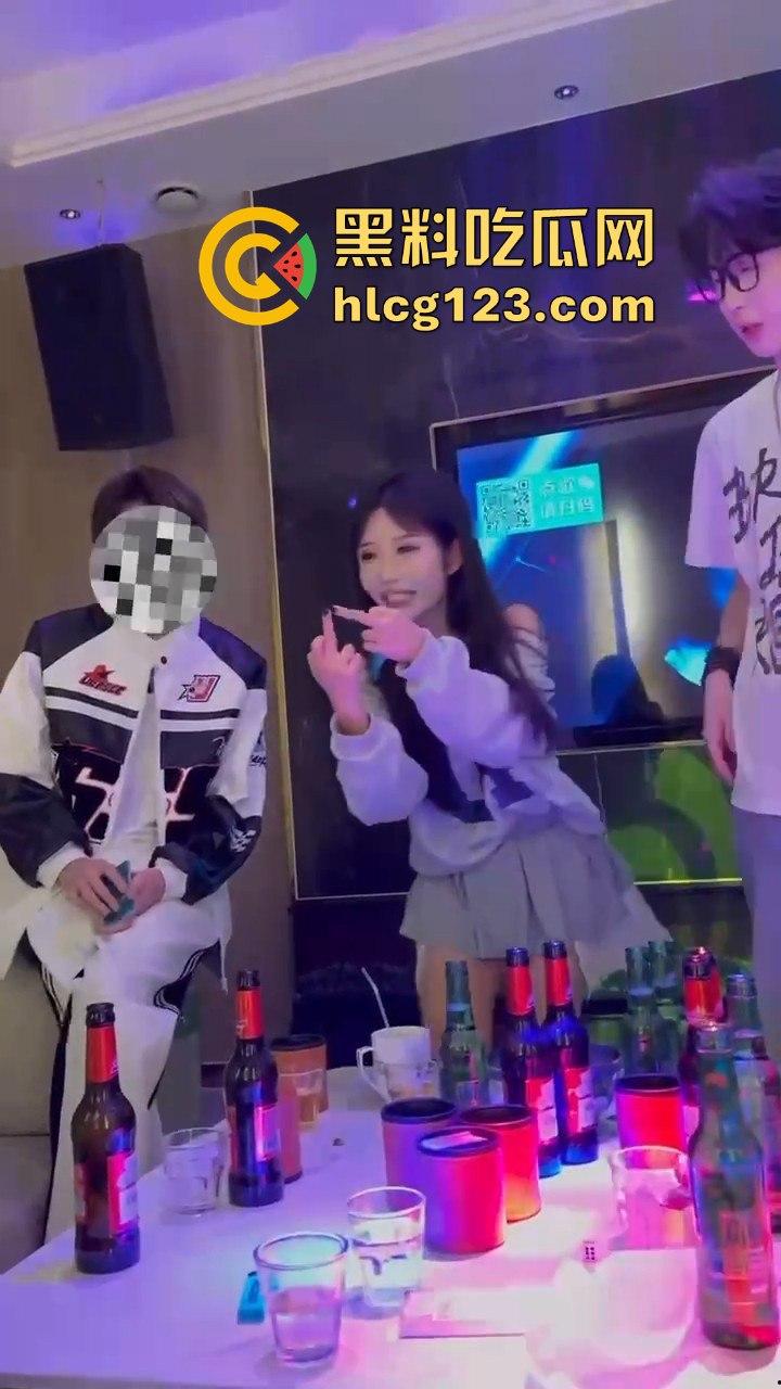 小仙女白天赚大叔的钱,晚上KTV点男模互动,玩得比你想象的更花!-7