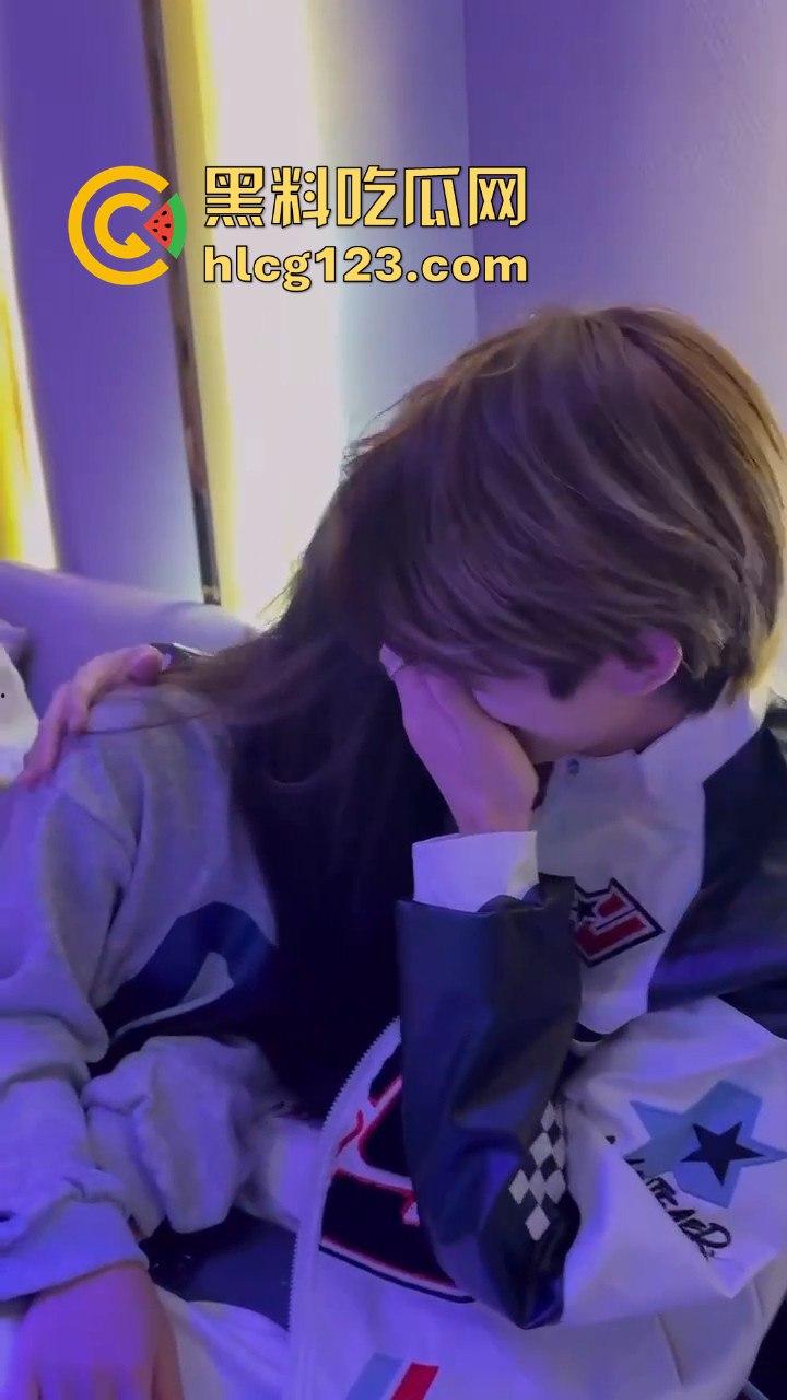 小仙女白天赚大叔的钱,晚上KTV点男模互动,玩得比你想象的更花!-9