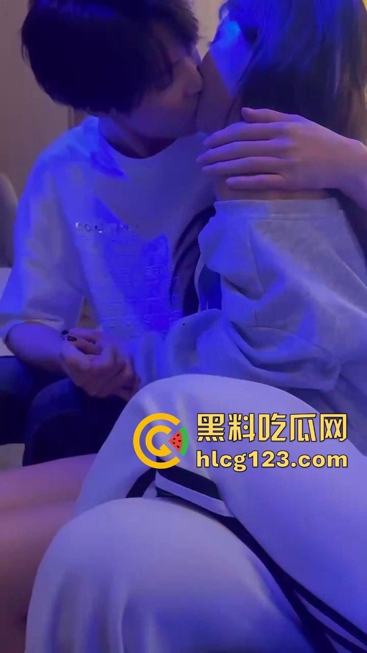 小仙女白天赚大叔的钱,晚上KTV点男模互动,玩得比你想象的更花!-10