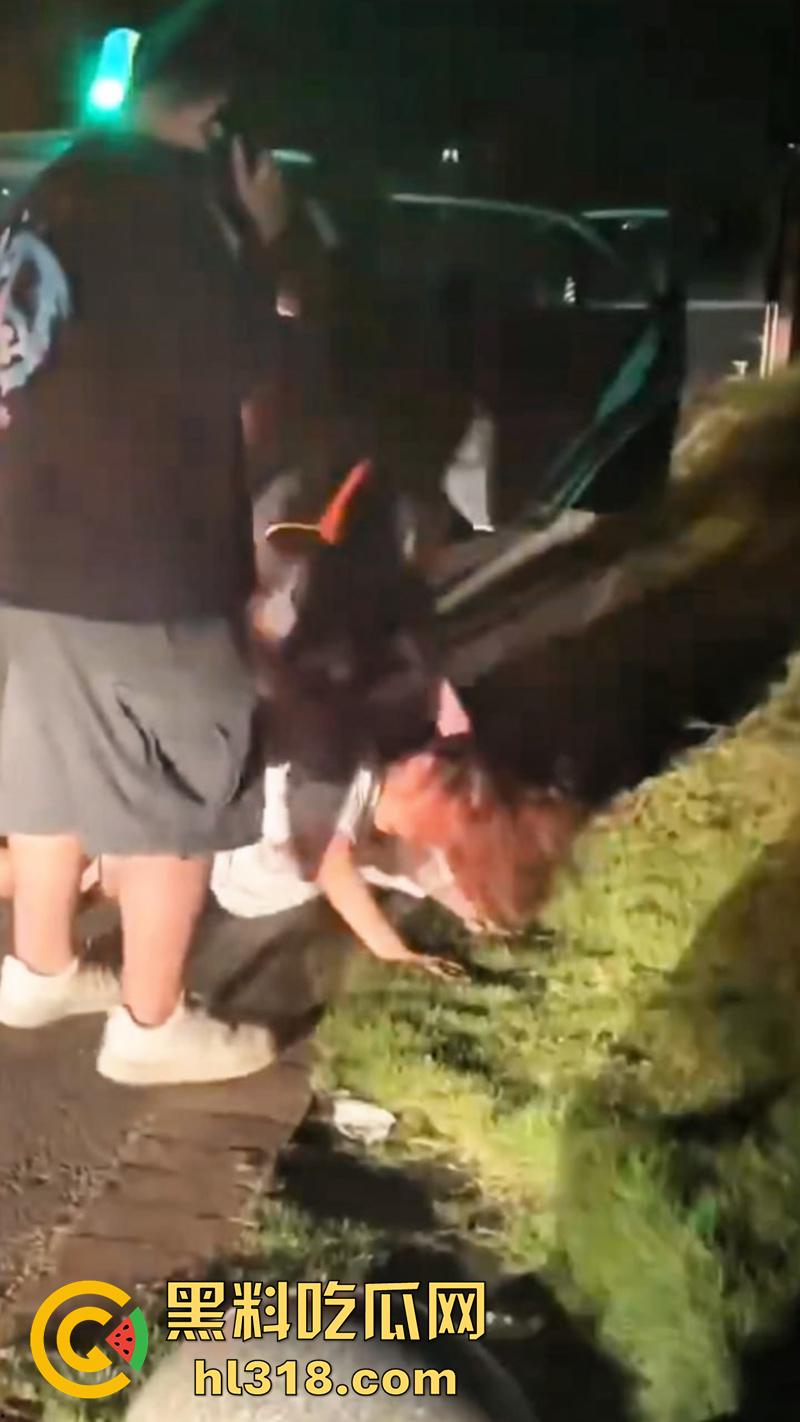 广州夜店女斗殴现场，俩长腿妹爆揍少妇，只穿胸罩内裤看着可真养眼啊，这样的战斗可太爱看了！-2