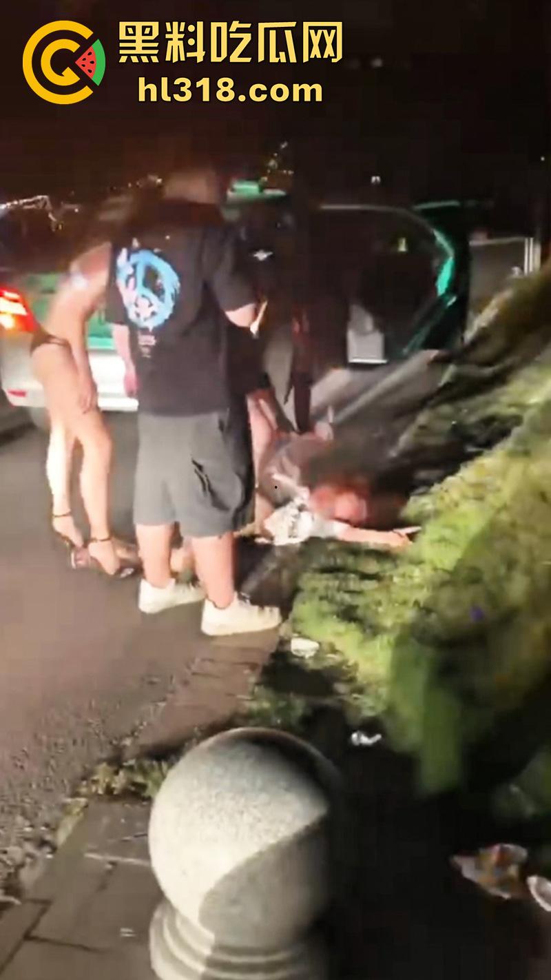 广州夜店女斗殴现场，俩长腿妹爆揍少妇，只穿胸罩内裤看着可真养眼啊，这样的战斗可太爱看了！-3