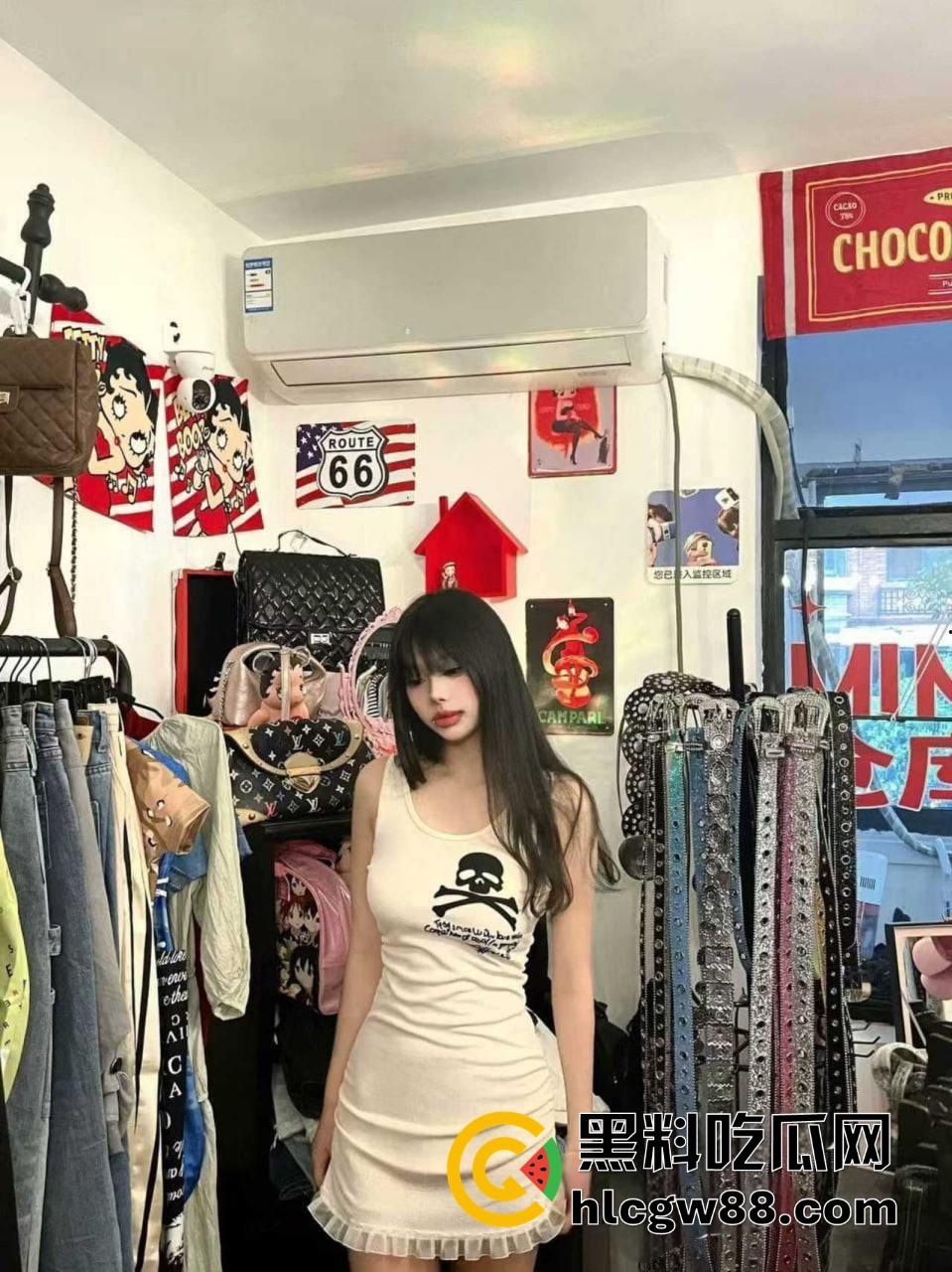 江西小太妹【周芳霞】白天装冷脸厌世女，晚上金主面前掰腿抠骚逼跪地当母狗，金主一句话就变骚货！-2