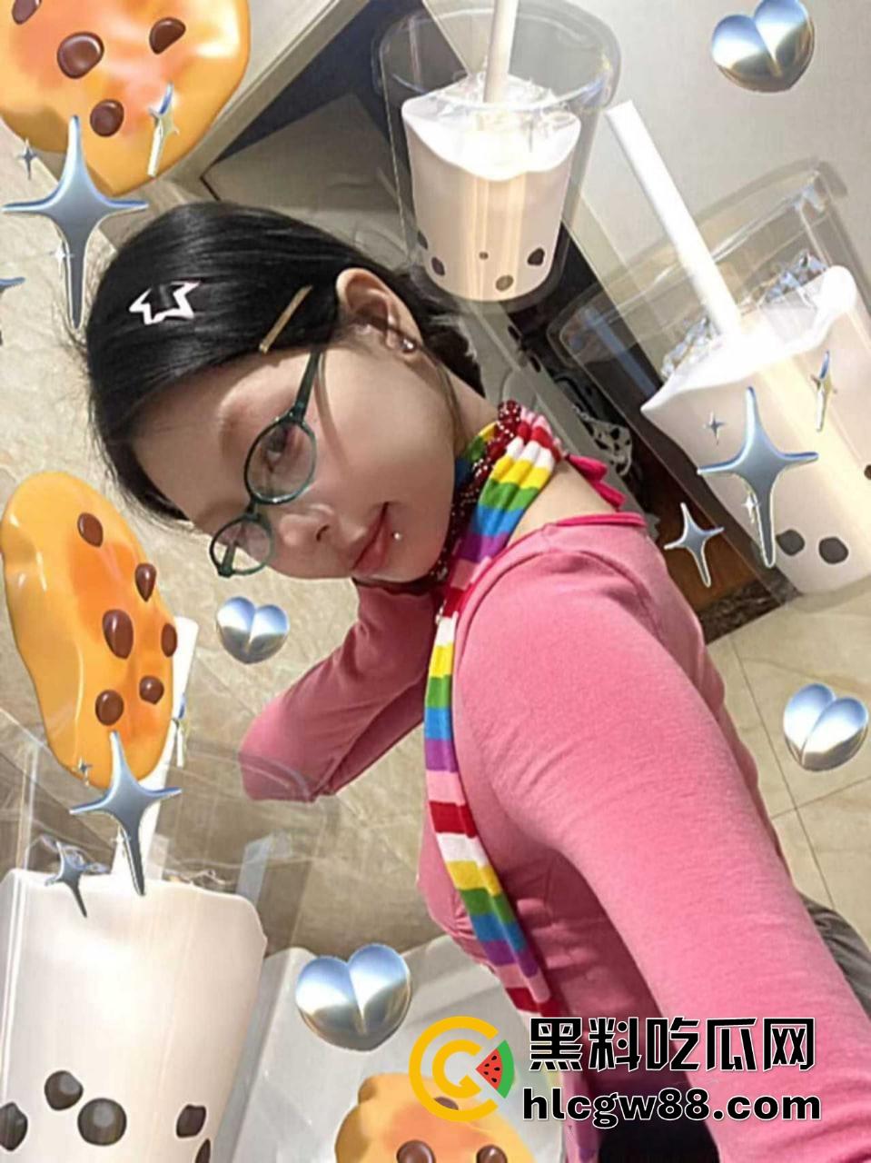 江西小太妹【周芳霞】白天装冷脸厌世女，晚上金主面前掰腿抠骚逼跪地当母狗，金主一句话就变骚货！-3