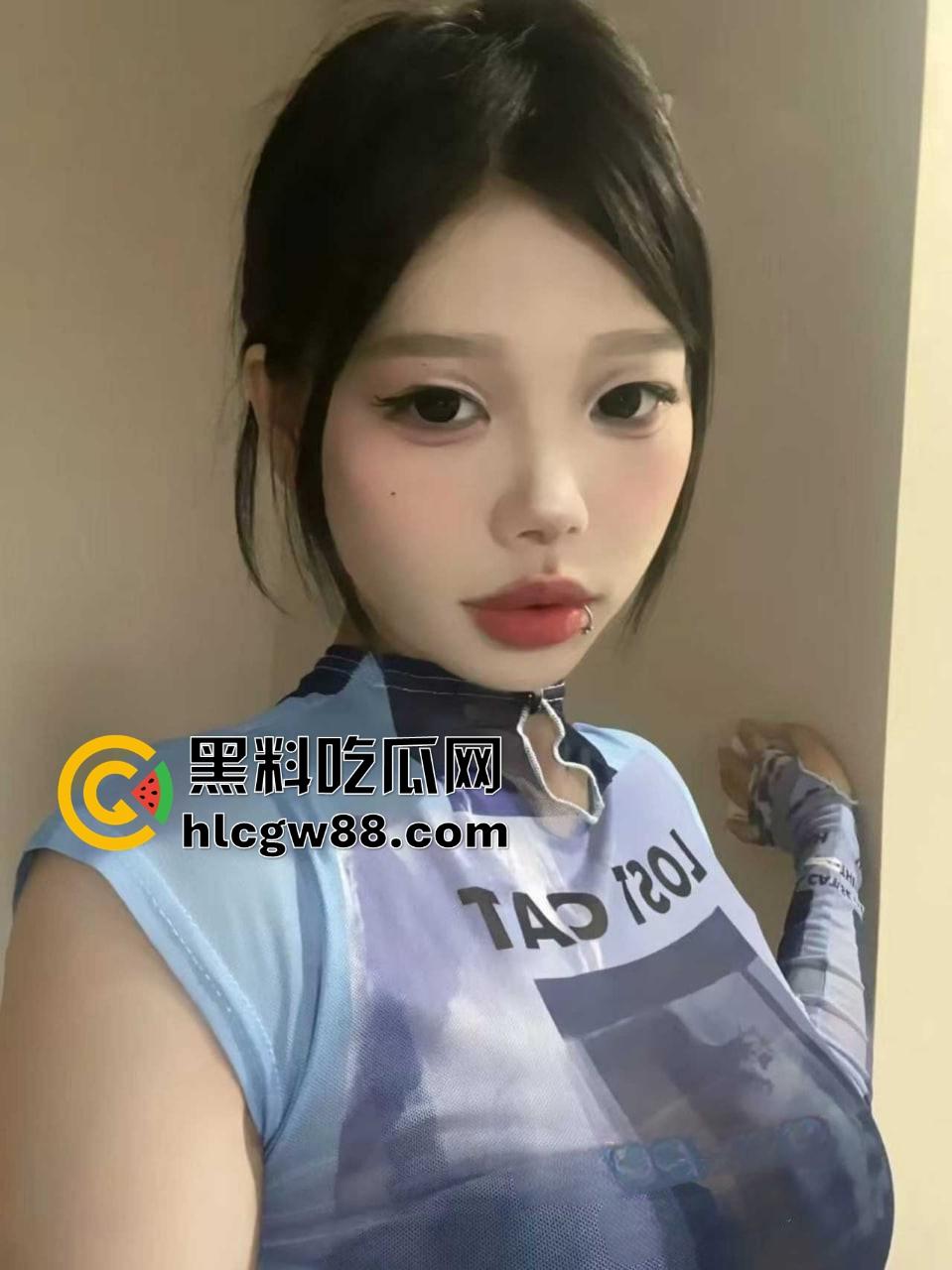 江西小太妹【周芳霞】白天装冷脸厌世女，晚上金主面前掰腿抠骚逼跪地当母狗，金主一句话就变骚货！-6