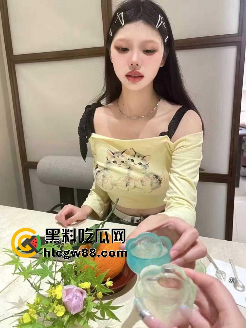 江西小太妹【周芳霞】白天装冷脸厌世女，晚上金主面前掰腿抠骚逼跪地当母狗，金主一句话就变骚货！-7