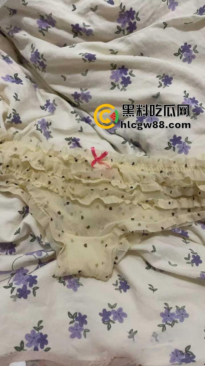 江西小太妹【周芳霞】白天装冷脸厌世女，晚上金主面前掰腿抠骚逼跪地当母狗，金主一句话就变骚货！-8