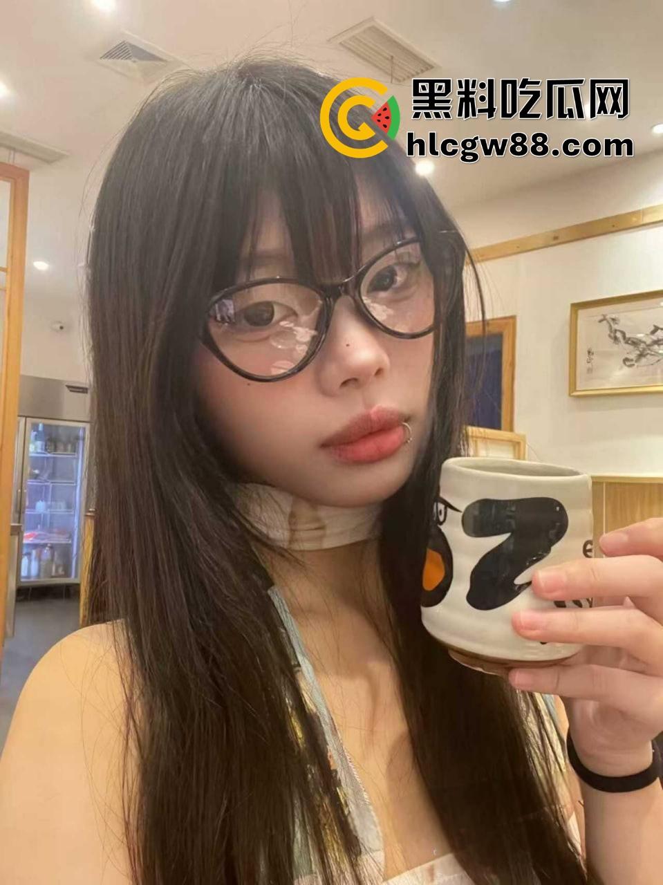 江西小太妹【周芳霞】白天装冷脸厌世女，晚上金主面前掰腿抠骚逼跪地当母狗，金主一句话就变骚货！-9