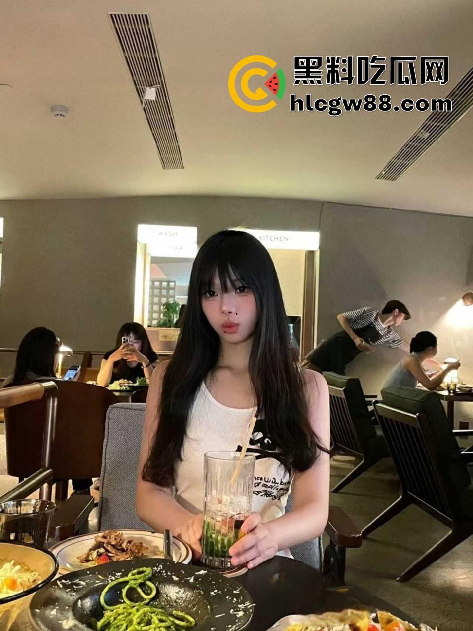 江西小太妹【周芳霞】白天装冷脸厌世女，晚上金主面前掰腿抠骚逼跪地当母狗，金主一句话就变骚货！-10