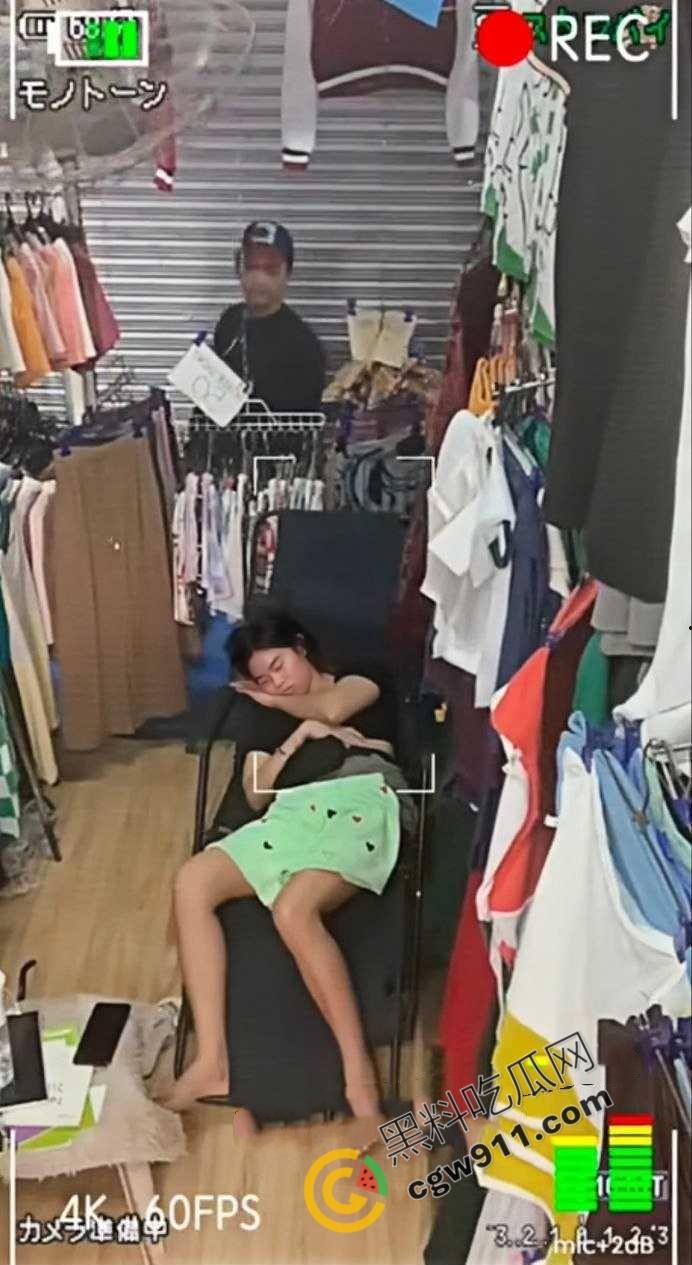惊爆！变态小偷色胆包天潜入店铺偷亲熟睡女店长，女店长死睡如猪毫无知觉，视频辣眼全网疯传-2