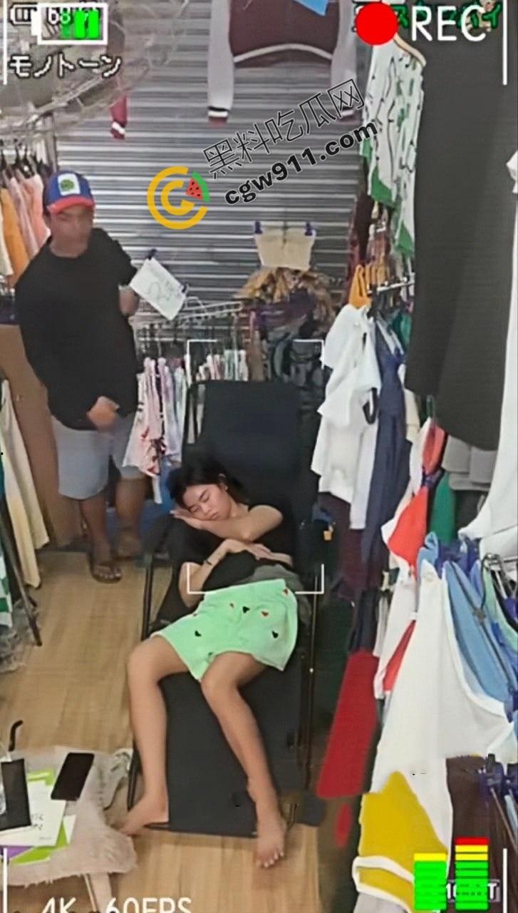 惊爆！变态小偷色胆包天潜入店铺偷亲熟睡女店长，女店长死睡如猪毫无知觉，视频辣眼全网疯传-4
