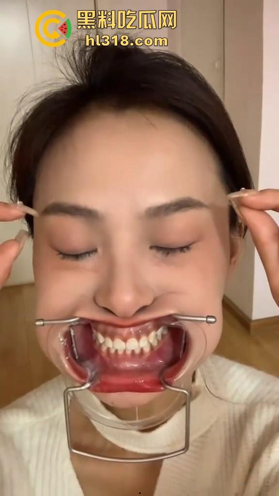 给骚母狗来个口腔检查，看看这淫荡骚逼口中有没有什么异物，合不合适射嘴里，母狗还挺享受的！-2