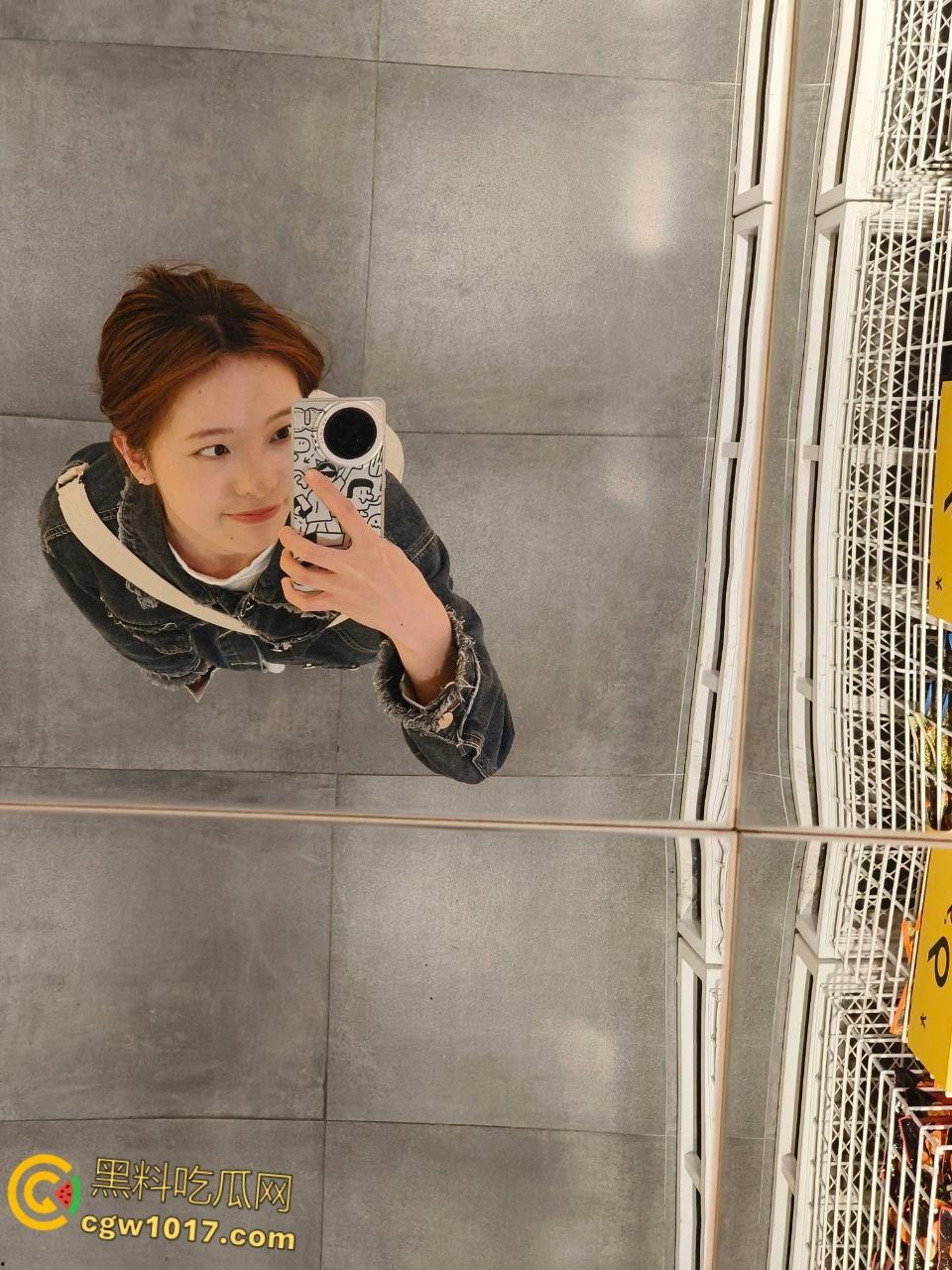 真实情侣露脸自拍，极品小女友情趣装与男友对镜后入，上位骑乘疯狂摆臀，被扛腿爆操表情超淫！-3