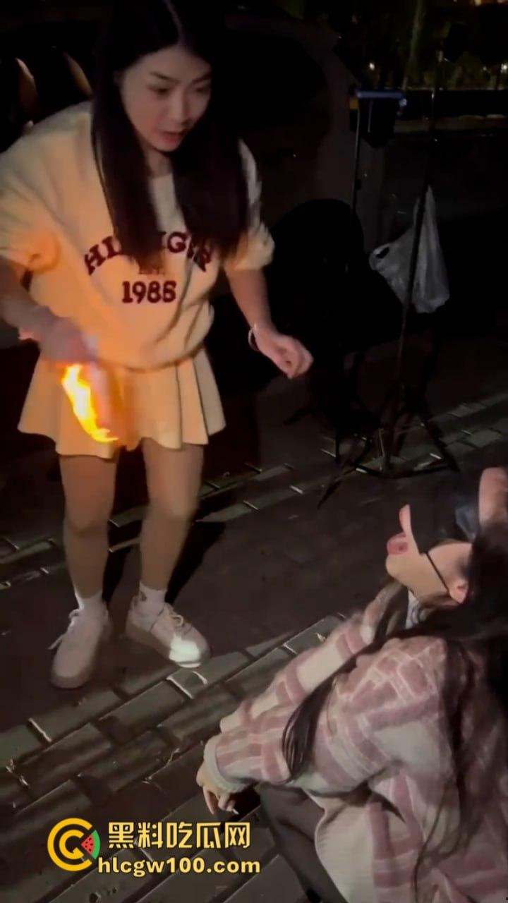 东北精神小妹组团在大街上秀智商搞低俗直播 拖鞋扇逼打屌 火烧骚鸡自虐上瘾-9