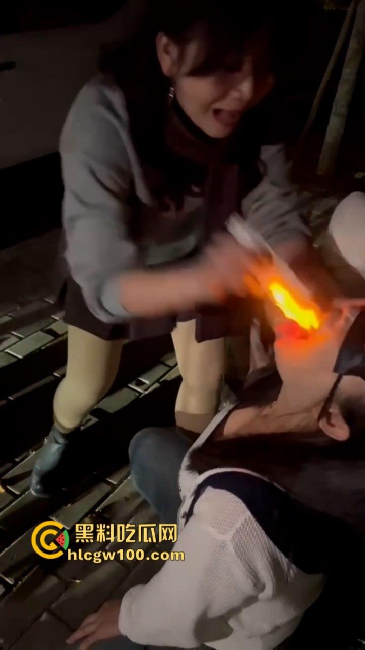 东北精神小妹组团在大街上秀智商搞低俗直播 拖鞋扇逼打屌 火烧骚鸡自虐上瘾-11