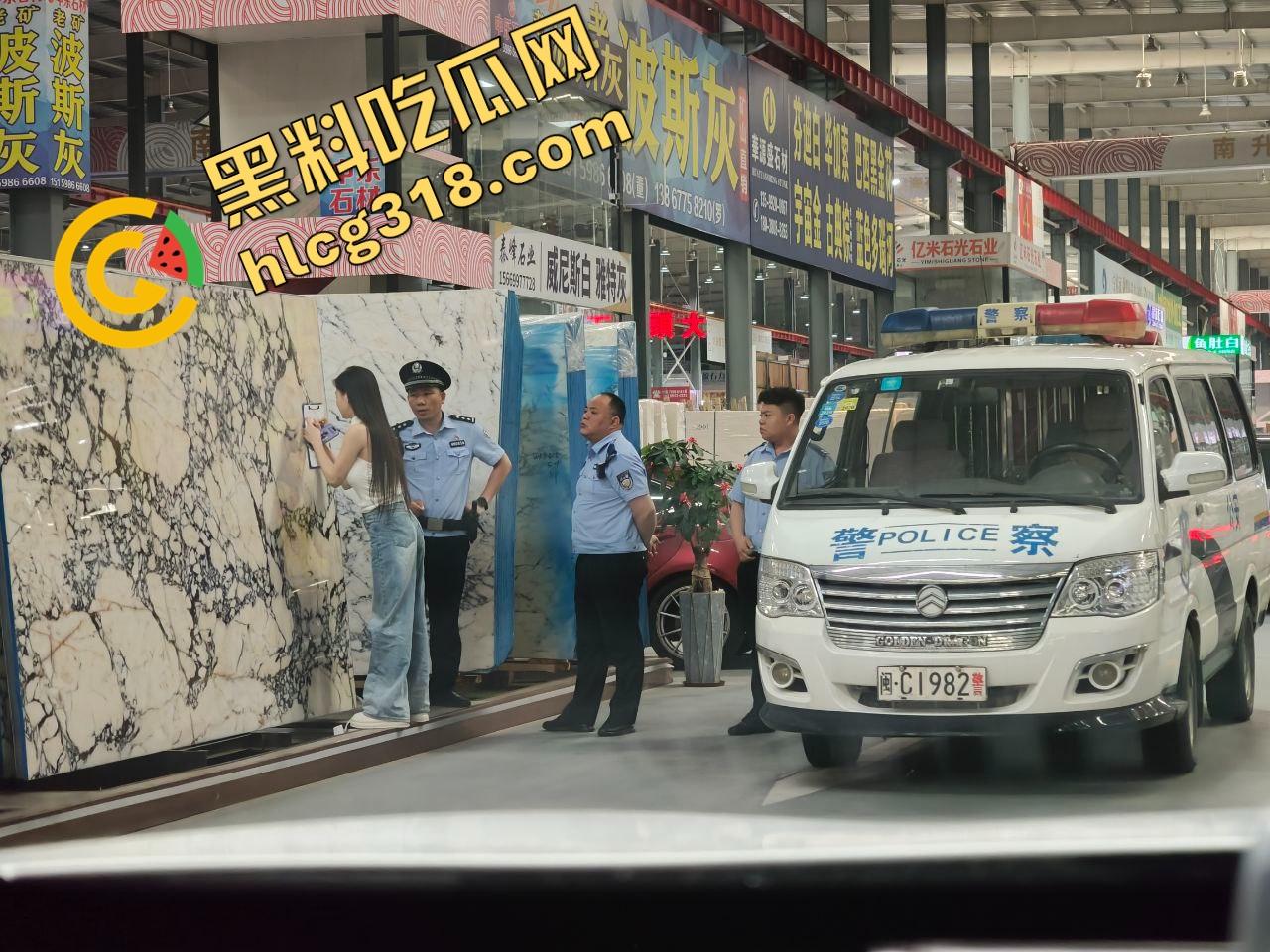 姐妹情深睡上床?集美女主直播抓小三,闺蜜6年情深,睡我老公3年直播当街鞭尸式抓奸!-4