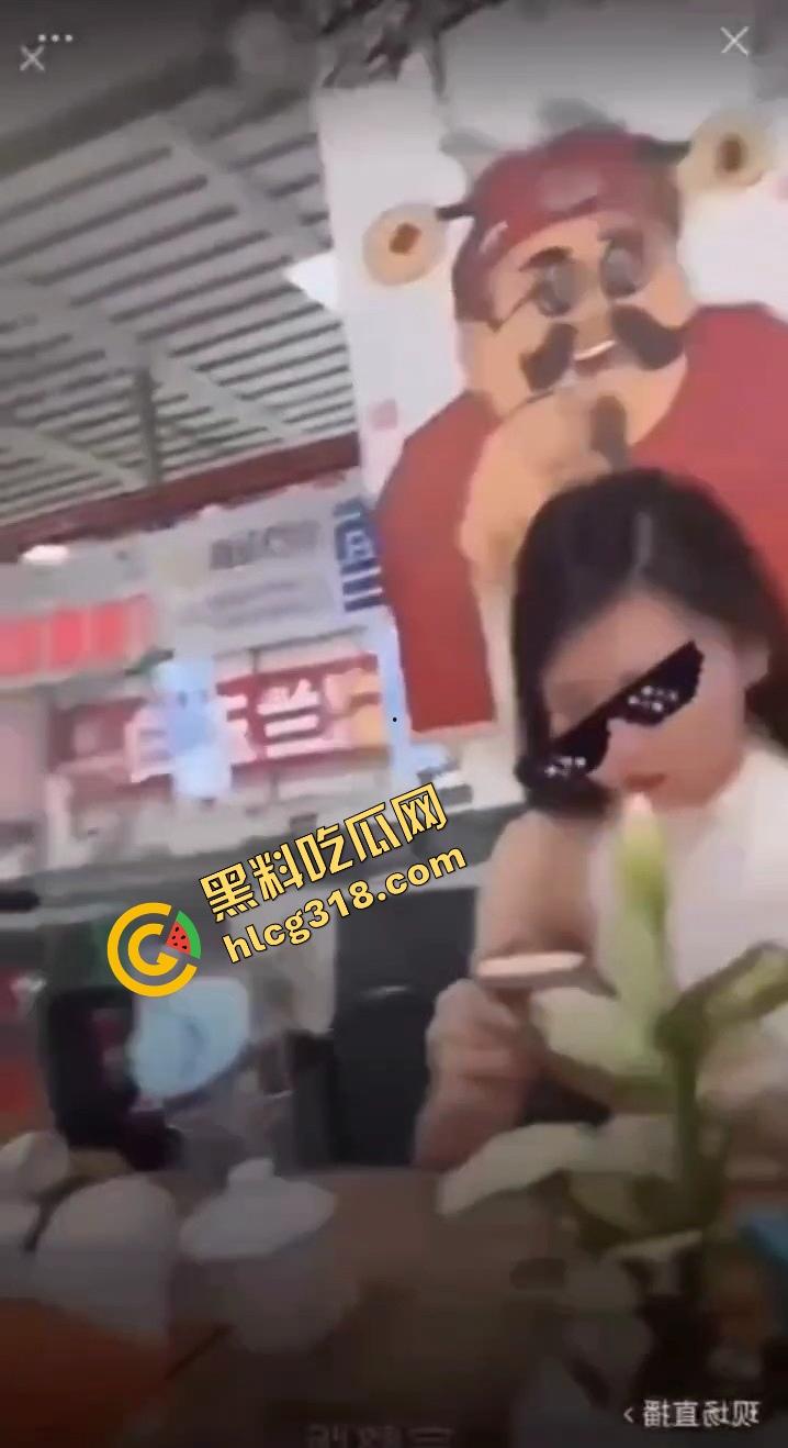 姐妹情深睡上床?集美女主直播抓小三,闺蜜6年情深,睡我老公3年直播当街鞭尸式抓奸!-8