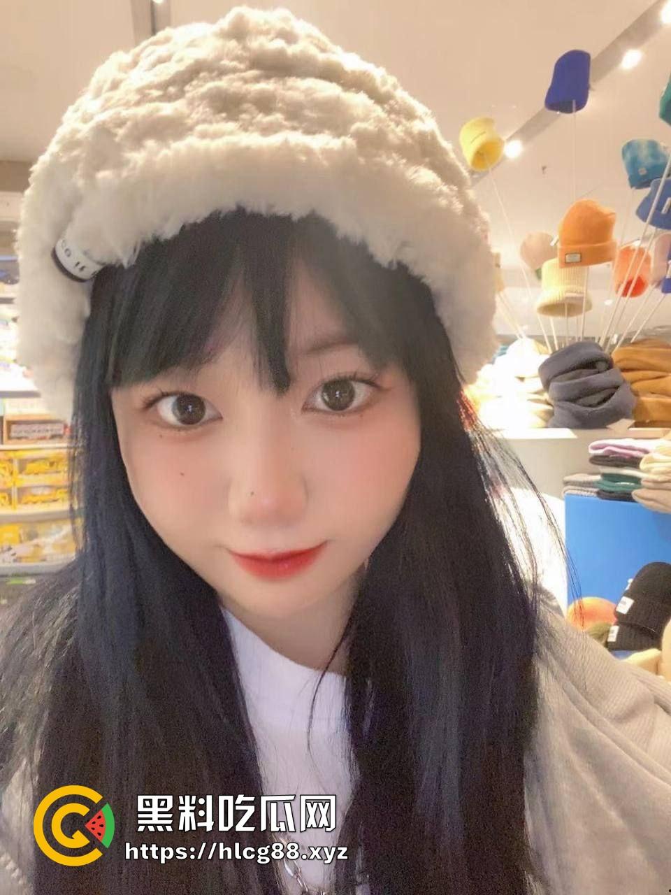 苏州微胖反差大三学姐【邵瑶微】自拍曝光，小脸蛋可爱得要命，私下却是骚货，和男友操天视频流出！-1