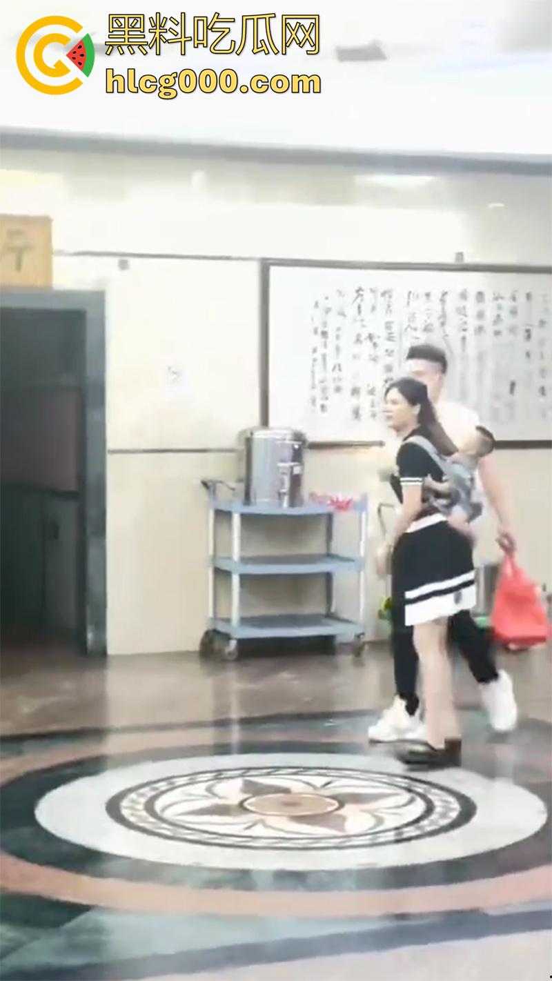 广东湛江西湖大道,已婚渣男按耐不住出轨偷情,妻子刚生孩子没多久,抱着小孩捉奸,太悲惨了!-8