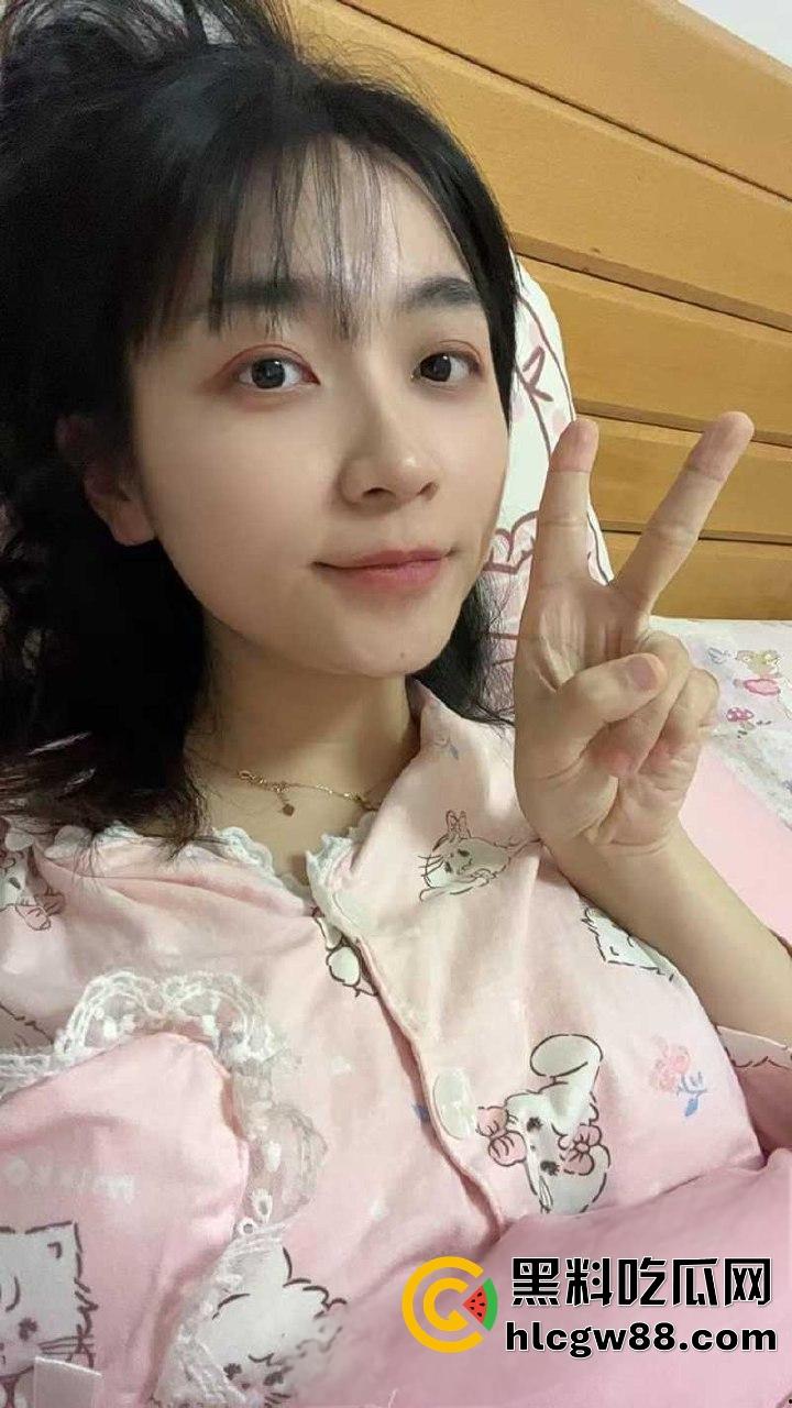 山东泰山少妇【杨薇娜】裸聊视频流出，自慰扣穴画面辣眼，高冷外表藏欲求不满，反差母狗直接撸爆！-1