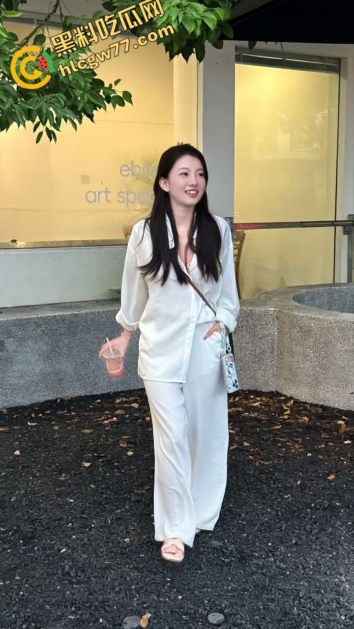 承德巨奶哺乳少妇放奶实录曝光！两颗大奶子胀得发亮，乳白喷涌不停，全程看得人鸡儿发胀想上手！-1