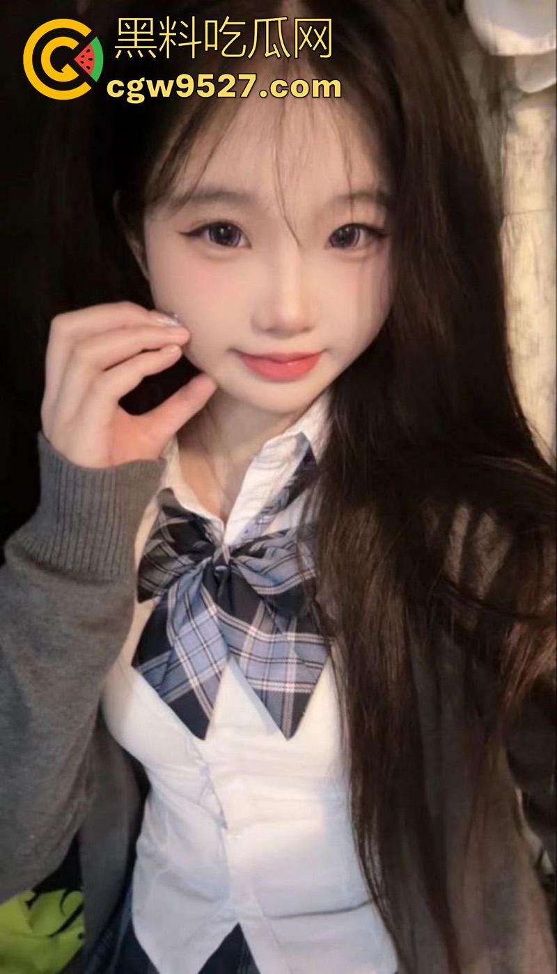 江西华东交通大学，大一新生萌妹【唐沁茹】，酒店约炮体育生被偷拍，跪地口交画面超刺激！-3