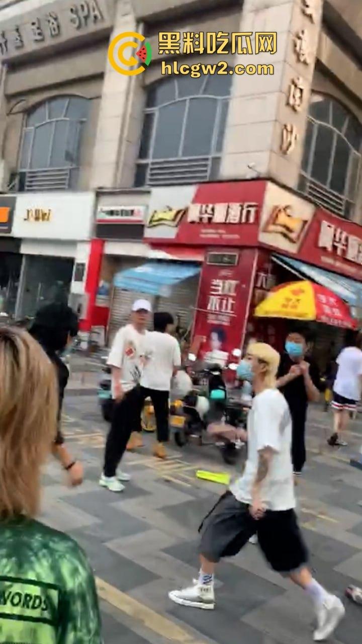 河南许昌精神小伙街头互殴 拳拳到肉脏话连篇 火拼现场堪比古惑仔-2