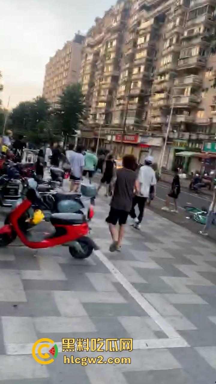 河南许昌精神小伙街头互殴 拳拳到肉脏话连篇 火拼现场堪比古惑仔-10