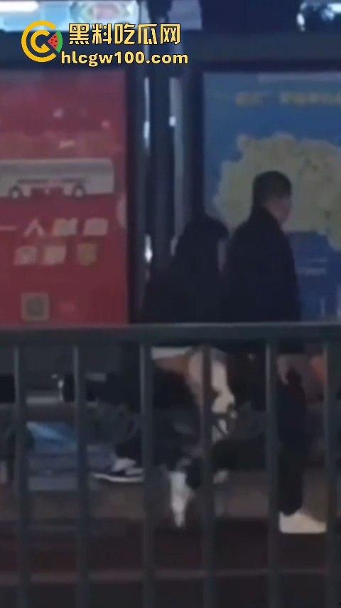 常州大学城公交车站情侣饥渴难耐当街啪啪,各种姿势变换无视路人视频内容劲爆全网疯传!!-1