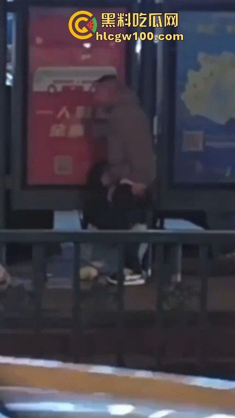 常州大学城公交车站情侣饥渴难耐当街啪啪,各种姿势变换无视路人视频内容劲爆全网疯传!!-8